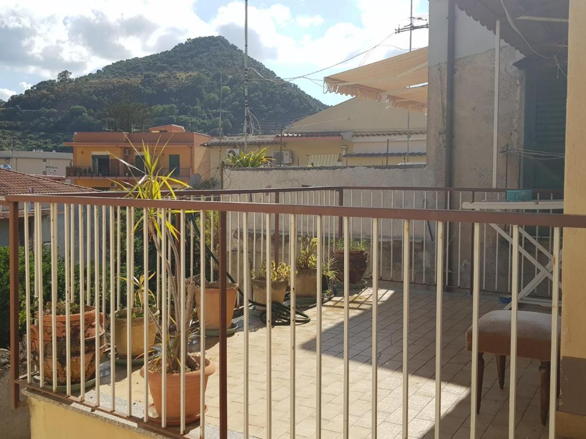 Casa Tranquilla E Luminosa Con Terrazzo A Due Passi Dal Mare Appartement Brolo Buitenkant foto